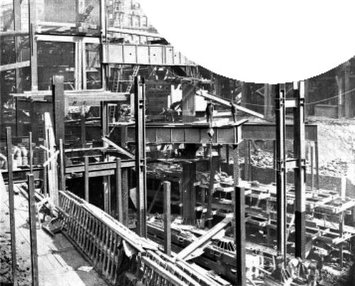 SUBWAY THROUGH NEW "TIMES" BUILDING, SHOWING
INDEPENDENT CONSTRUCTION—THE WORKMEN STAND ON FLOOR GIRDERS OF
SUBWAY