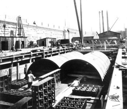 ASSEMBLING IRON WORK ON PONTOON—HARLEM RIVER TUNNEL