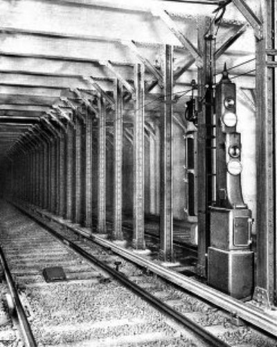 FRONT VIEW OF BLOCK SIGNAL POST, SHOWING LIGHTS,
INDICATORS AND TRACK STOP